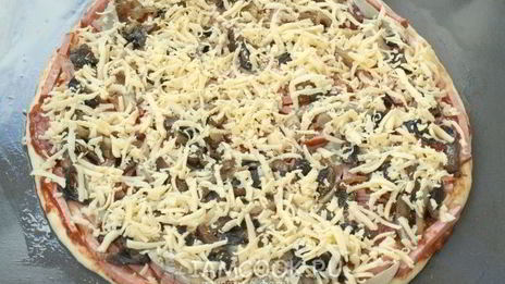 пицца с грибами и колбасой