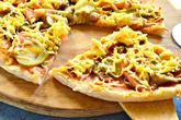 Пицца с грибами, маринованным огурцом и помидором