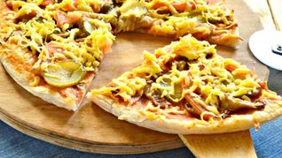 Пицца с грибами, маринованным огурцом и помидором