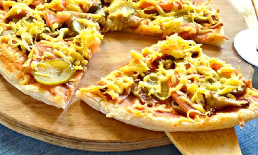 Рецепт пиццы с грибами, маринованным огурцом и помидором