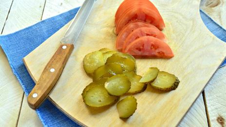 пицца с грибами, маринованным огурцом и помидором