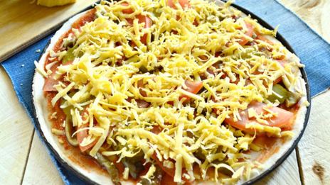 пицца с грибами, маринованным огурцом и помидором