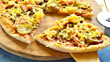 пицца с грибами, маринованным огурцом и помидором