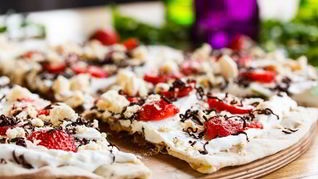 Пицца с клубникой