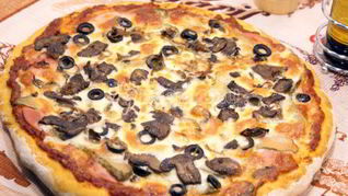 Пицца с колбасой и грибами