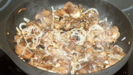 пицца с колбасой и грибами