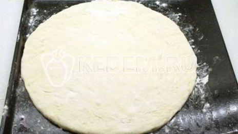 пицца с колбасой и грибами