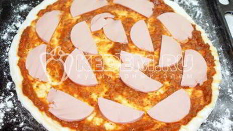 пицца с колбасой и грибами