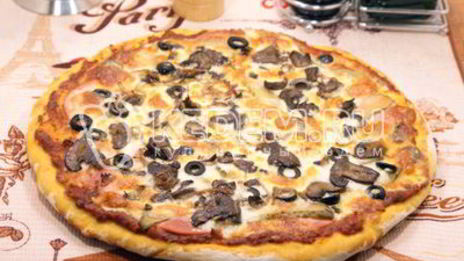 пицца с колбасой и грибами