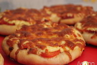 Пицца с колбасой и сыром