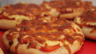 Пицца с колбасой и сыром