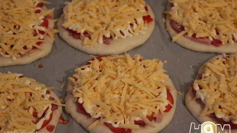 пицца с колбасой и сыром