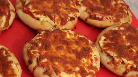 пицца с колбасой и сыром