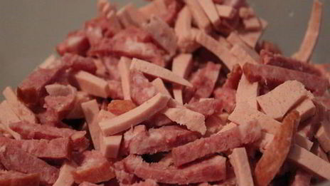 пицца с колбасой и сыром