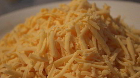 пицца с колбасой и сыром