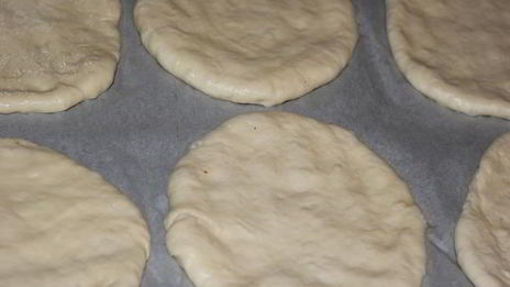 пицца с колбасой и сыром