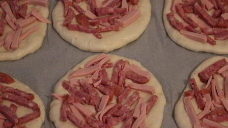 пицца с колбасой и сыром