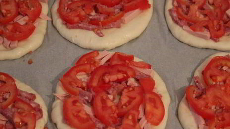 пицца с колбасой и сыром