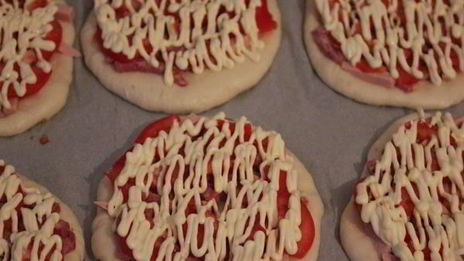 пицца с колбасой и сыром