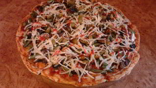 Пицца с колбасой, зеленой фасолью и оливками