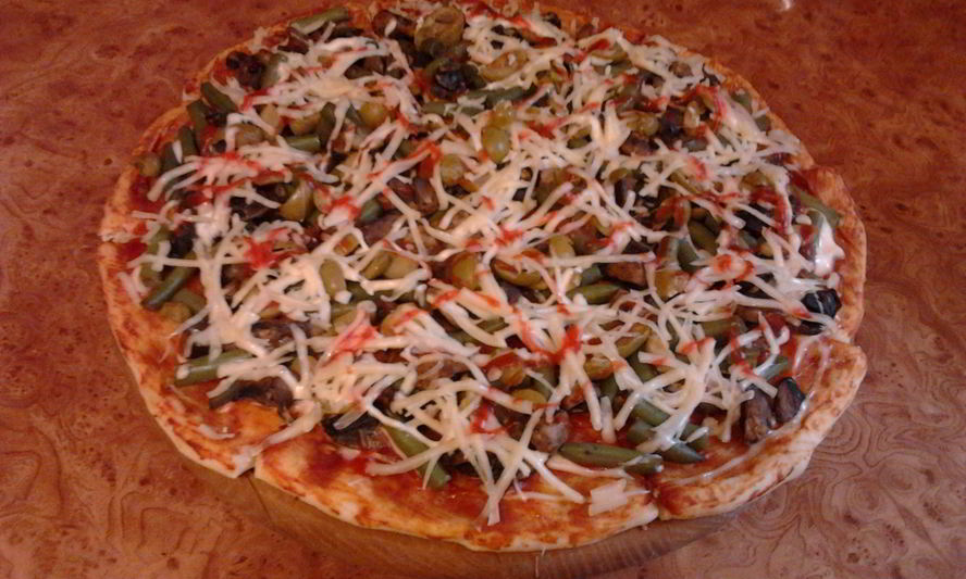 Рецепт пиццы с колбасой, зеленой фасолью и оливками