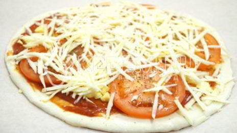 пицца с помидорами