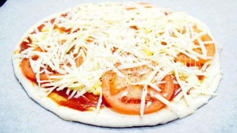 пицца с помидорами
