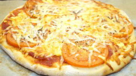 пицца с помидорами