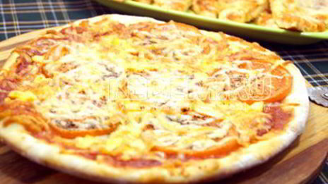 пицца с помидорами