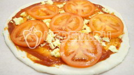 пицца с помидорами