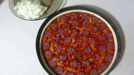 пицца с салями и болгарским перцем