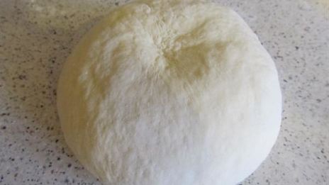 пицца с томатами и оливками