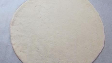 пицца с томатами и оливками