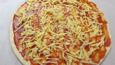 пицца с томатами и оливками