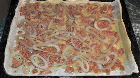 пицца с тунцом и кальмарами