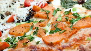 Пицца с тыквой и копченым салом