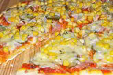 Пицца с ветчиной и кукурузой