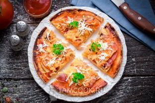 Пицца с ветчиной, сыром и помидорами