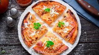 Пицца с ветчиной, сыром и помидорами