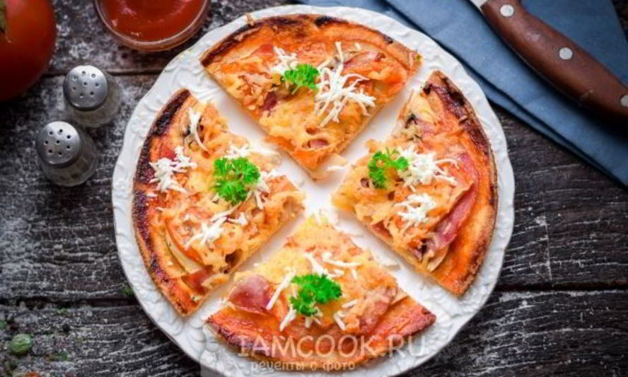 Рецепт пиццы с ветчиной, сыром и помидорами