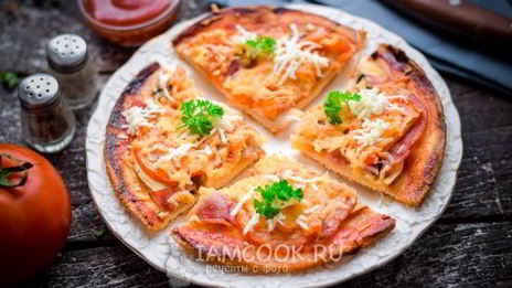 пицца с ветчиной, сыром и помидорами