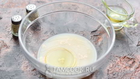 пицца с ветчиной, сыром и помидорами