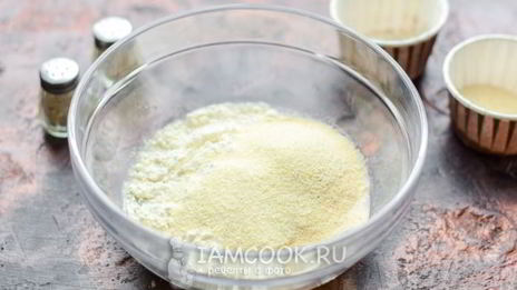 пицца с ветчиной, сыром и помидорами