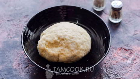 пицца с ветчиной, сыром и помидорами