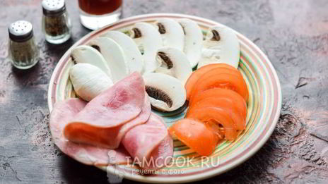 пицца с ветчиной, сыром и помидорами