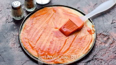 пицца с ветчиной, сыром и помидорами