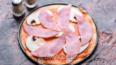 пицца с ветчиной, сыром и помидорами