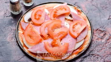 пицца с ветчиной, сыром и помидорами