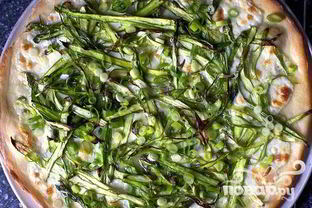 Пицца со спаржей и луком