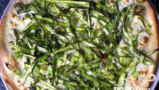 Пицца со спаржей и луком